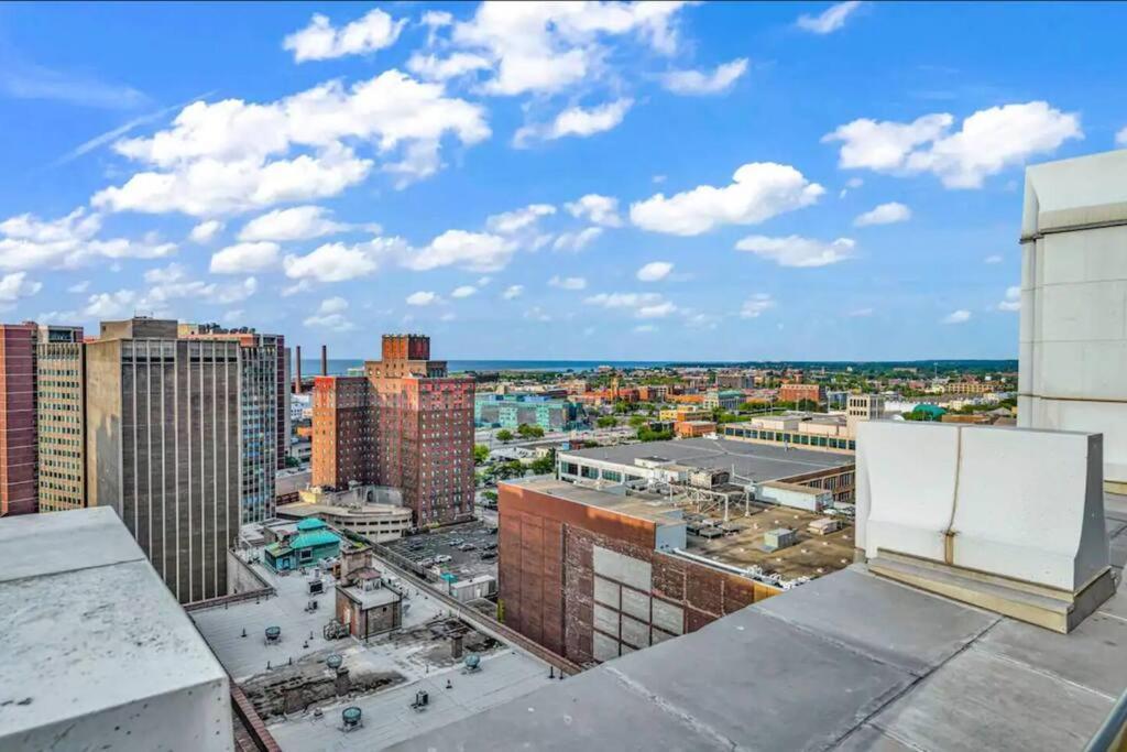 2Br Unit In The Heart Of Dt With View Of Playhouse Square, Pool & Gym Access- 305 Leilighet Cleveland Eksteriør bilde