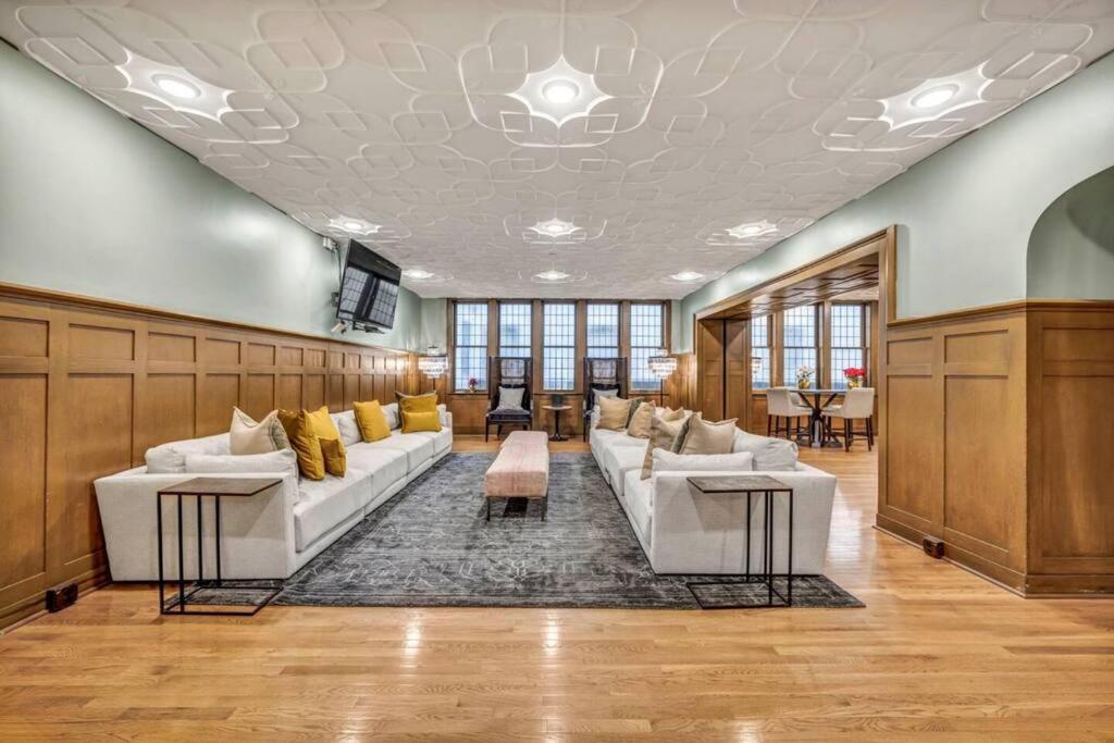 2Br Unit In The Heart Of Dt With View Of Playhouse Square, Pool & Gym Access- 305 Leilighet Cleveland Eksteriør bilde